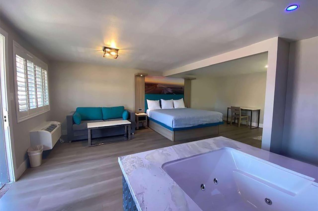 Super 8 By Wyndham Oceanside Downtown Hotel ภายนอก รูปภาพ