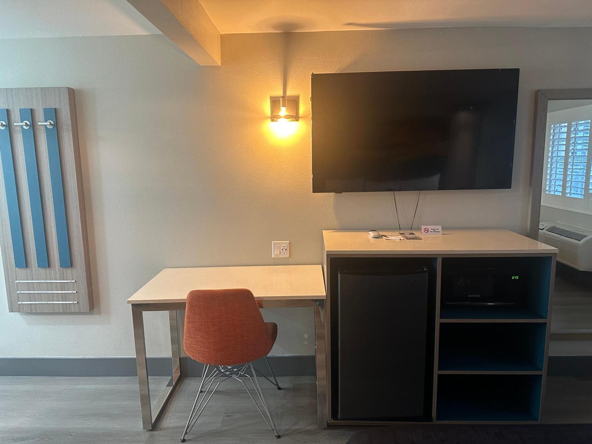 Super 8 By Wyndham Oceanside Downtown Hotel ภายนอก รูปภาพ