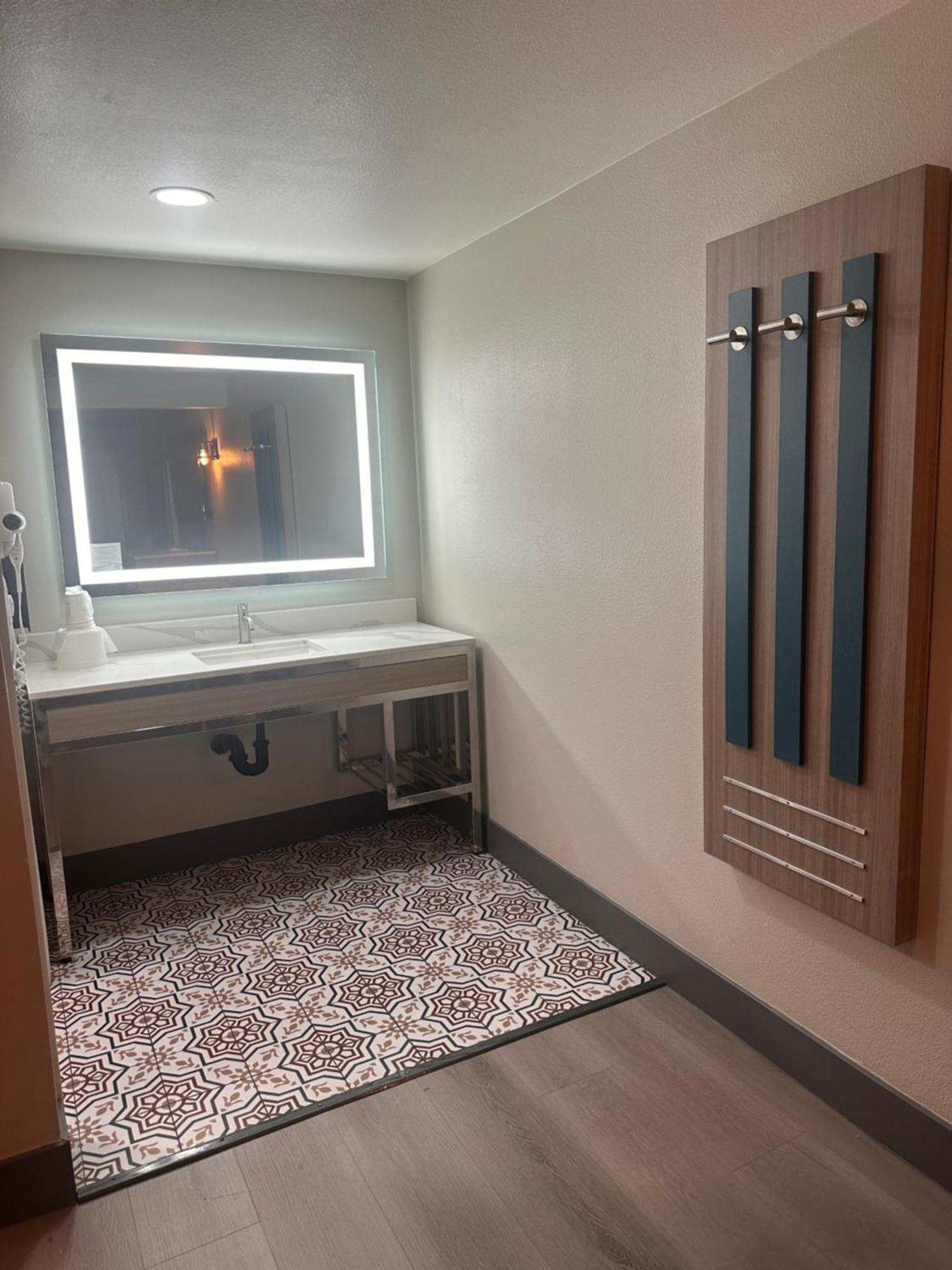 Super 8 By Wyndham Oceanside Downtown Hotel ภายนอก รูปภาพ