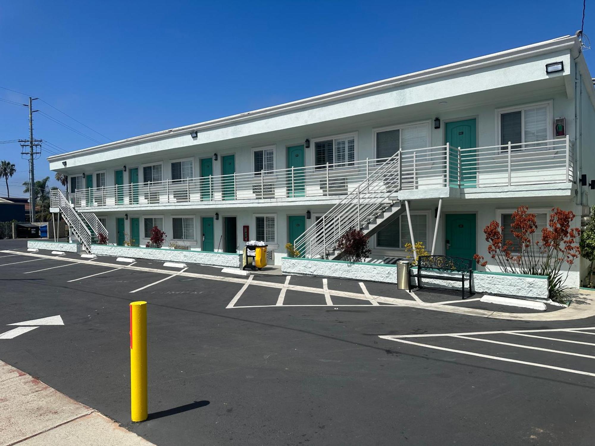 Super 8 By Wyndham Oceanside Downtown Hotel ภายนอก รูปภาพ