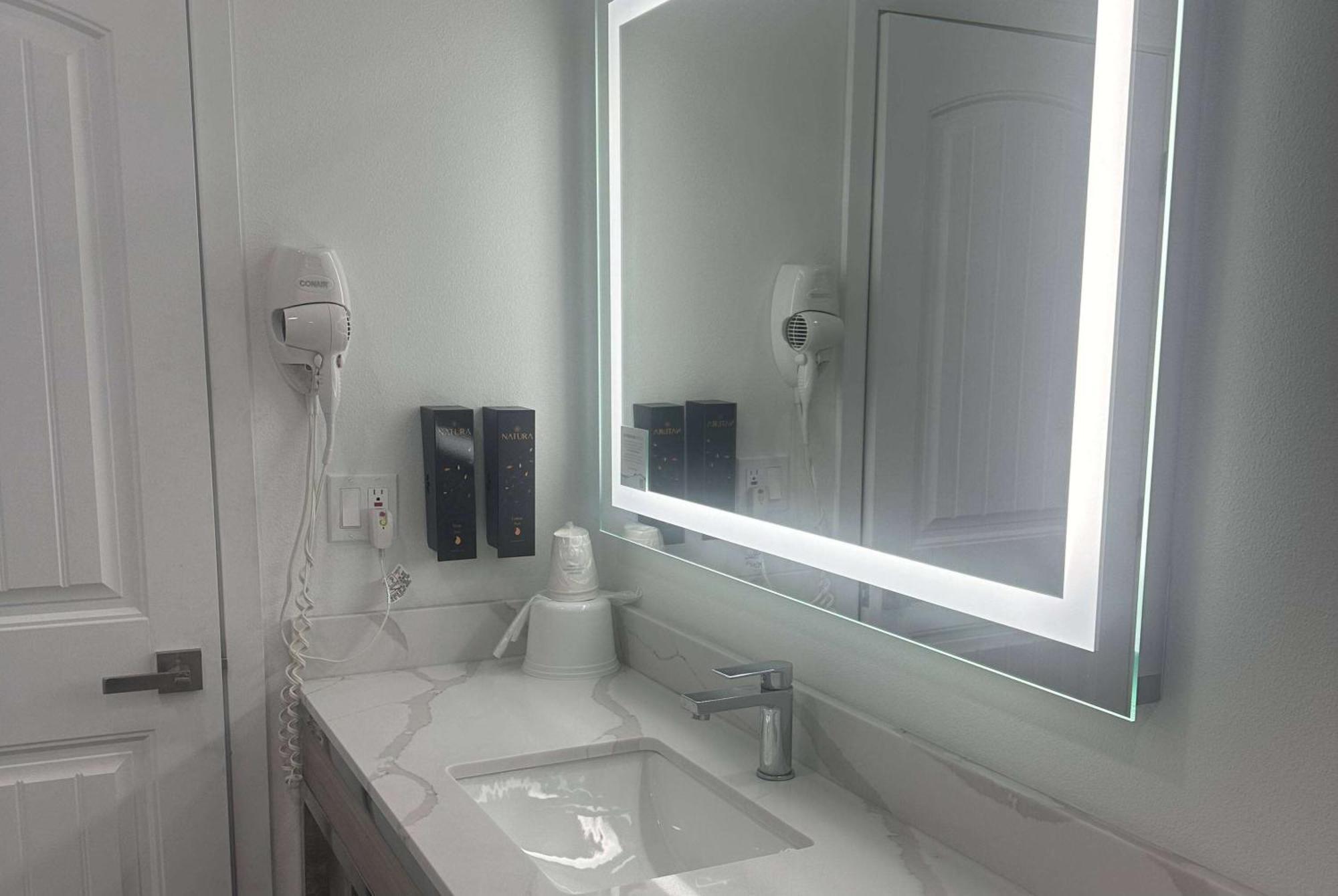 Super 8 By Wyndham Oceanside Downtown Hotel ภายนอก รูปภาพ