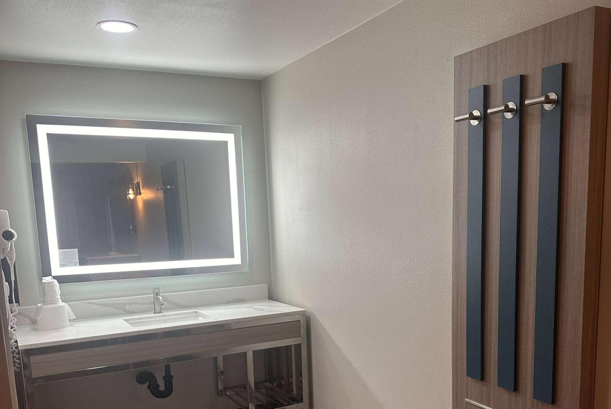 Super 8 By Wyndham Oceanside Downtown Hotel ภายนอก รูปภาพ