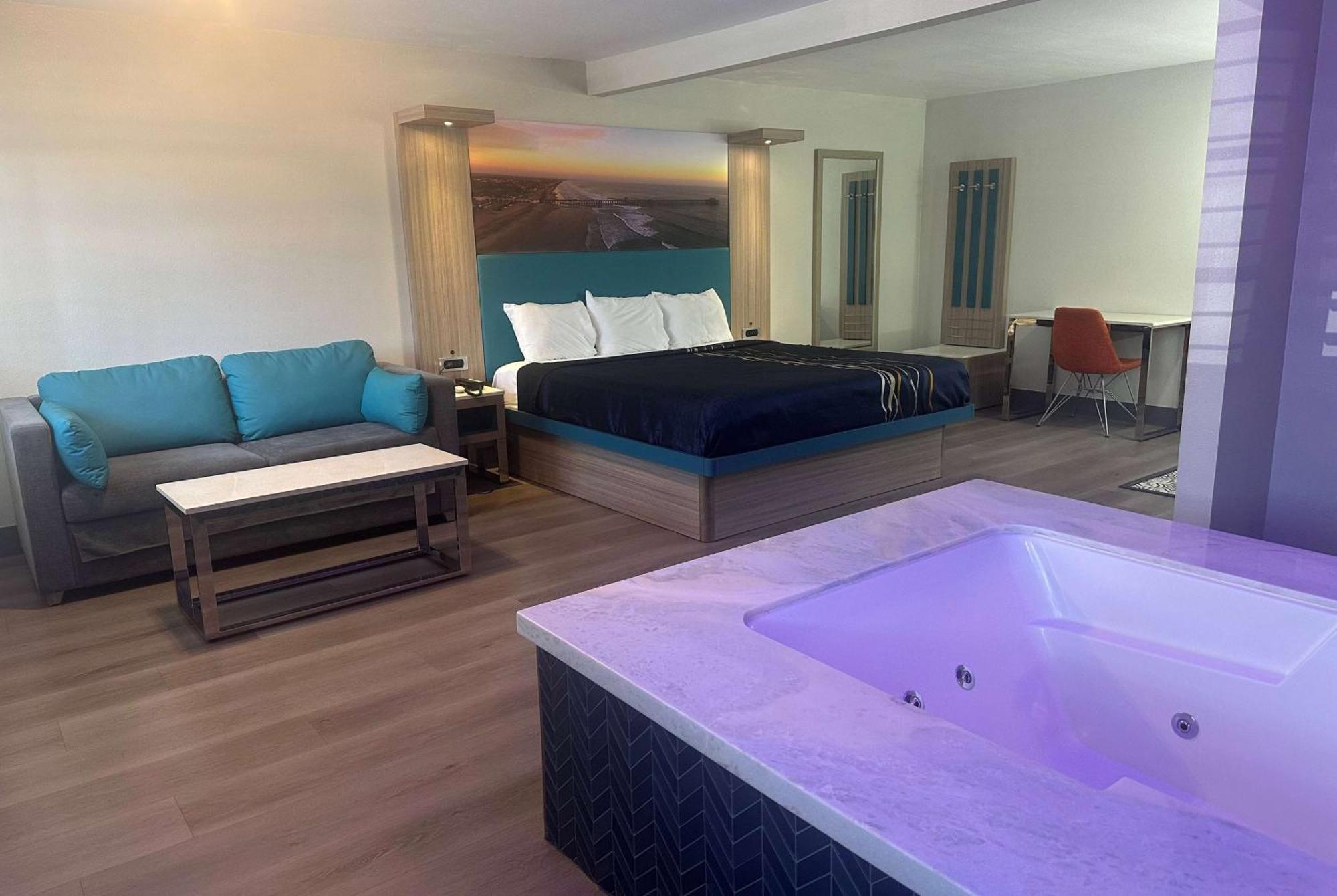 Super 8 By Wyndham Oceanside Downtown Hotel ภายนอก รูปภาพ